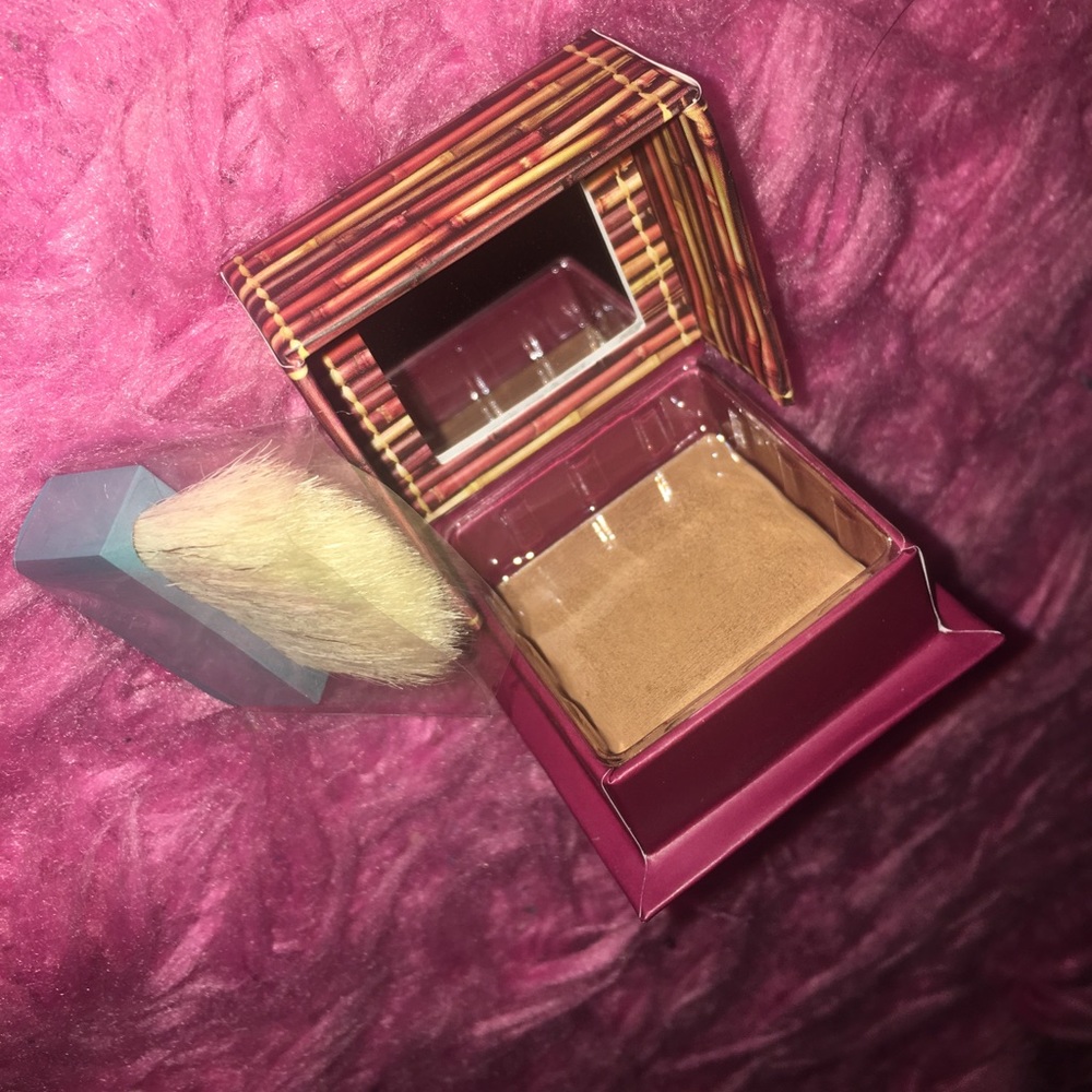 NEW! Benefit’s Award-Winning Hoola Bronzer! - Picture 2 of 5